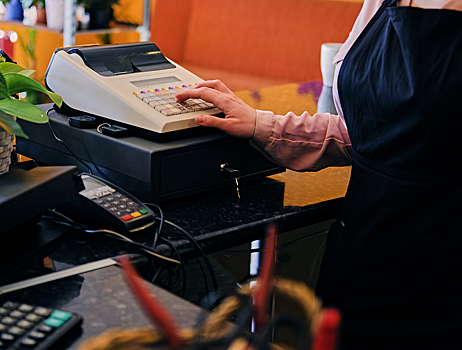 Названа причина проблем с оплатой алкоголя перед 8 Марта