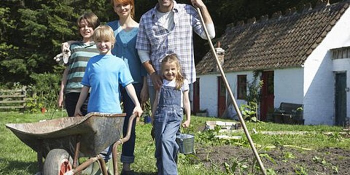 Сад и огород: как заставить себя помогать пожилым родителям