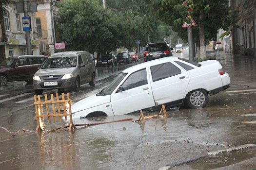 В Саратове провалился асфальт под автомобилем на улице Чернышевского