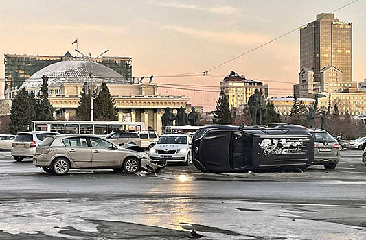 На площади Ленина автомобиль перевернулся на бок — видео с места ДТП