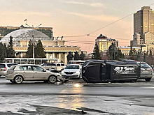 На площади Ленина автомобиль перевернулся на бок — видео с места ДТП
