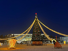 На площади им. Ленина в Благовещенске монтируют зимний городок