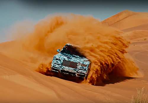 Посмотрите, как внедорожник Rolls-Royce дрифтит в пустыне
