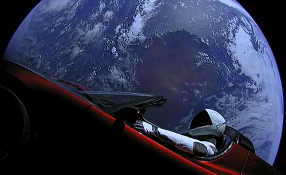 Космическому автомобилю Илона Маска исполнился год