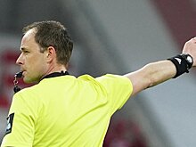 Между жестом Вендела и просмотром ВАР было две паузы в игре. Это разрешено правилами в случае «крайне оскорбительного действия»