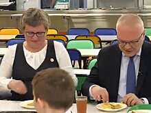 Александр Соколов проверил качество питания в школьной столовой