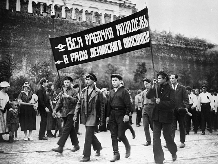 Колонна комсомольцев с лозунгом "Вся рабочая молодежь - в ряды Ленинского комсомола" во время демонстрации на Красной площади, 1925 год