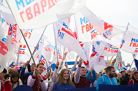 Активисты «Молодой гвардии» провели пикеты у эстонского посольства