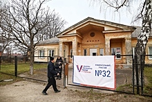 «Не успели открыться, а уже очередь скопилась»: фоторепортаж с самого западного избирательного участка России