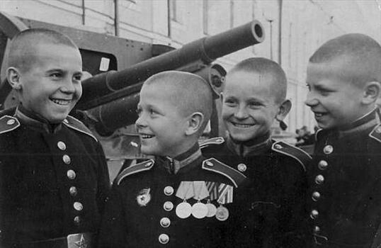 Зачем в 1943 году Сталин учредил Суворовские училища
