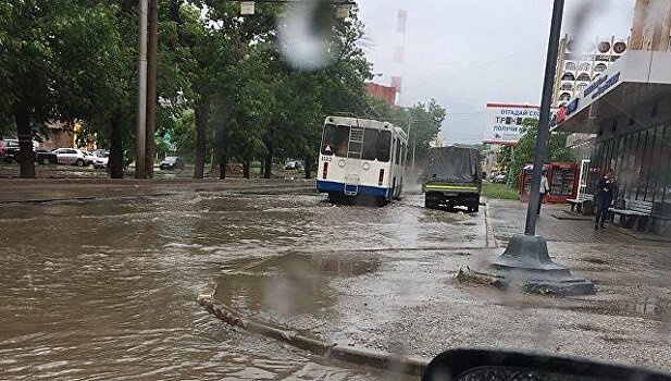 В Барнауле из-за ливней перекрыли улицу