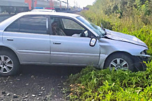 Toyota протаранила поезд под Новосибирском: женщина погибла, водитель сбежал
