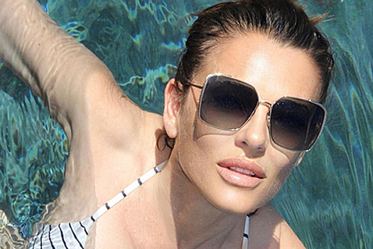 56-летняя актриса поделилась фото в бикини и взволновала фанатов