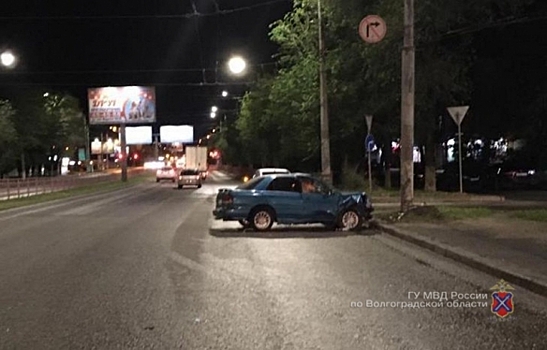 В Волгограде 34-летний водитель сбил мужчину и врезался в столб