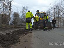 Более 100 человек убирают улицы Вологды