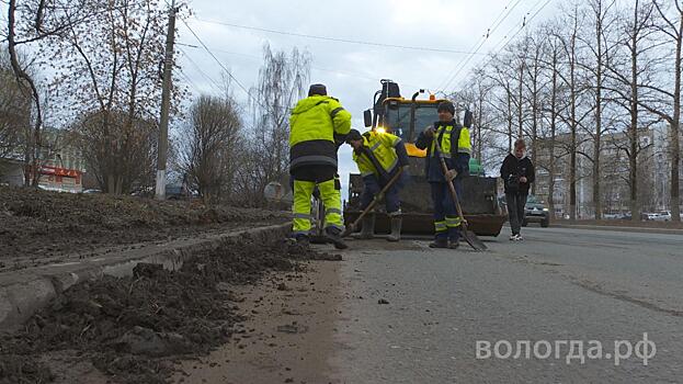 Более 100 человек убирают улицы Вологды
