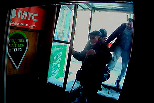 Россиянин пнул в спину мешавшего ему пройти инвалида и попал на видео