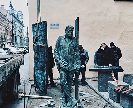 Рабочие облили машинным маслом памятник Довлатову на Рубинштейна