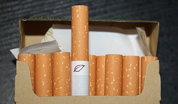 Таможенники обнаружили в кофейных столиках тайник с тысячами сигарет