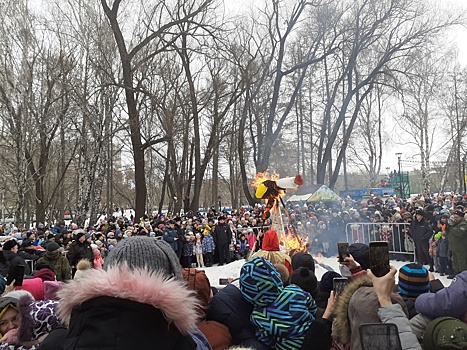 Тысячи челябинцев и гостей города разгулялись на Масленицу