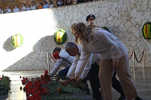 Участники медиатура "Дорогами Победы" возложили цветы на Мамаевом кургане