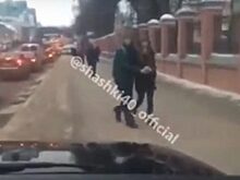 ГИБДД ищет владельца Range Rover, объехавшего пробку по тротуару