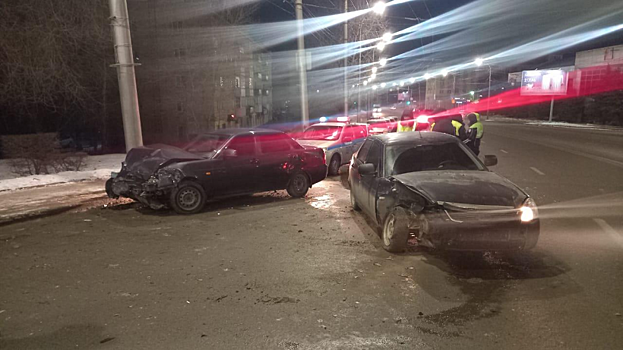 Ночью в Заводском районе Саратова столкнулись две «Приоры»