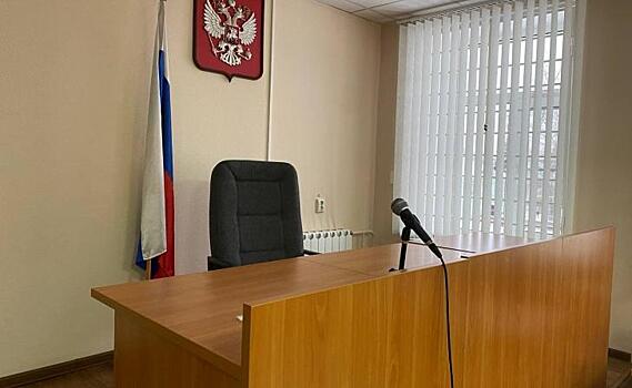 Страховая компания судится с курянином, который выбросил мусорный пакет из окна и повредил автомобиль