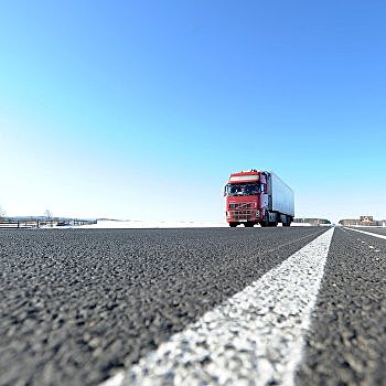 В Киеве фура влетела в легковушку с детьми в салоне