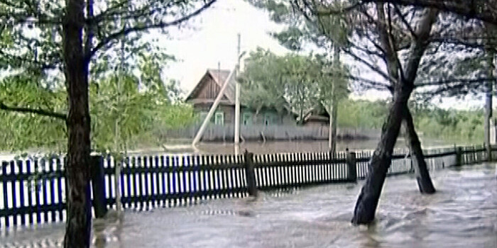 Военные вертолетчики эвакуировали жителей затопленного села на западе Казахстана