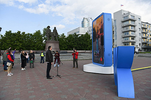 Замгубернатора протестировал портал VK в центре Екатеринбурга. Он позвонил в Красноярск