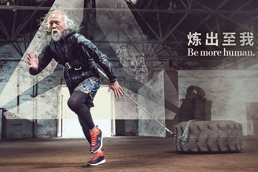 Ванг Дешун — 81 год. Самый старший в нашем списке, пенсионер из Китая не может не вызывать уважения. Актер, спортсмен и модель, он стал всемирно известным после того, как два года назад дебютировал на подиуме на Неделе моды в Китае. Сейчас его карьера модели успешно продолжается: в этом году спортивный бренд Reebok выбрал господина Дешуна лицом своей новой рекламной кампании Be More Human.