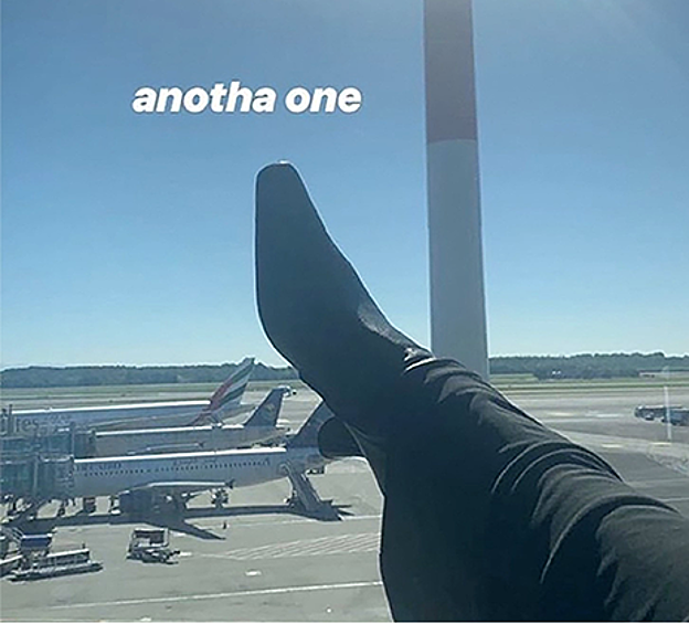 Девушка опубликовала в аэропорту снимок своей ноги над самолетами ОАЭ и Саудовской Аравии. 