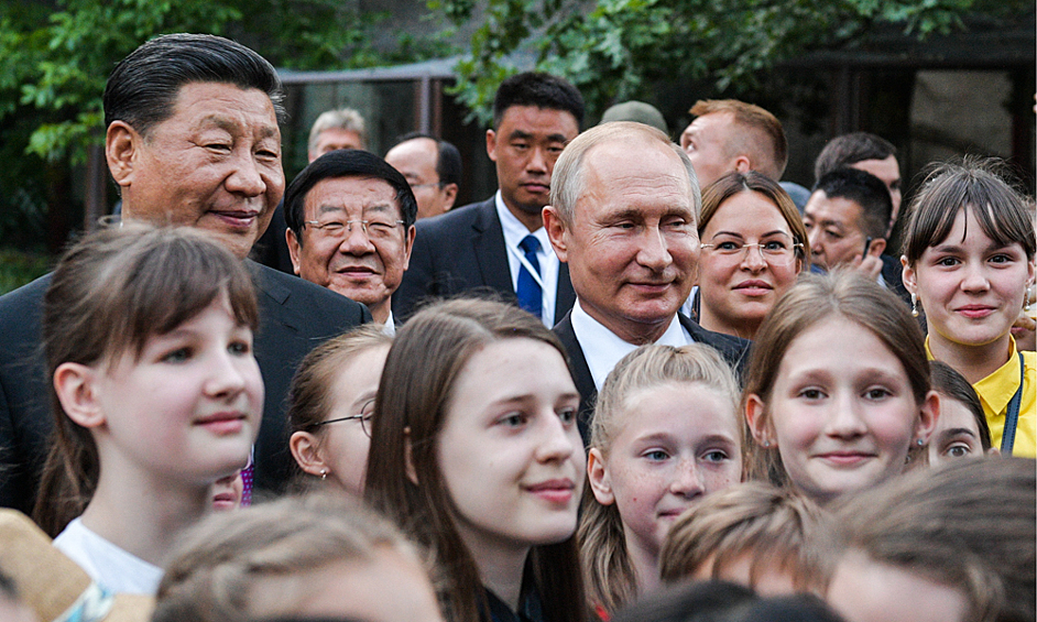 Председатель КНР Си Цзиньпин и президент РФ Владимир Путин (слева направо на первом плане) в Московском зоопарке, где открылся павильон панд, 2019 год