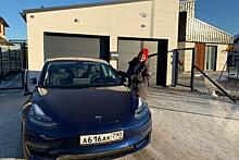 «Доехали на буксире»: владелица Tesla о проблемах с зарядками и бесплатных парковках
