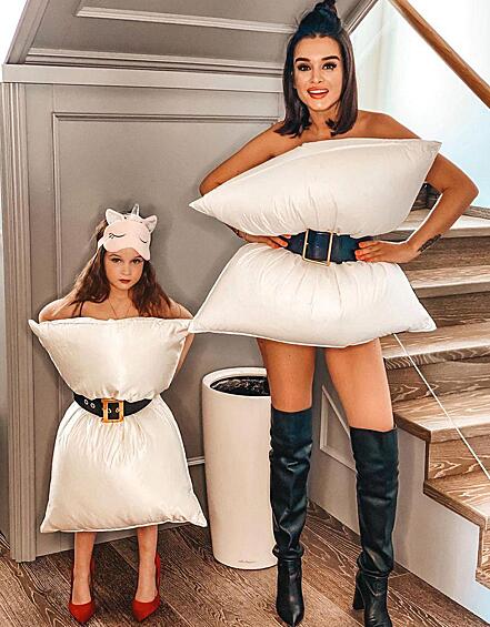 Ксения Бородина, как и многие знаменитости, приняла участие в Pillow Challenge — модном тренде, появившемся во время карантина.