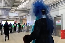 В московском метро заметили женщину с «кандибобером» на голове