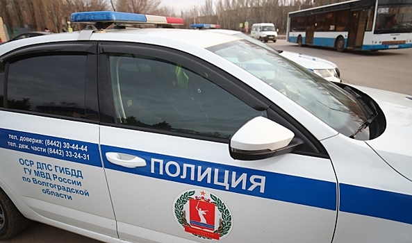 В Волгограде после тройного ДТП два водителя попали в больницу