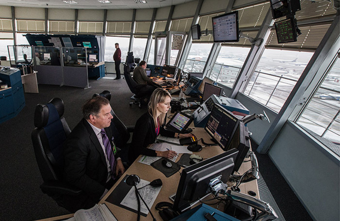 Кдп внуково. Авиадиспетчер шереметьево. Диспетчер аэропорта шереметьево. Диспетчер аэропорта шереметьево. Диспетчера в аэропорту шереметьево.