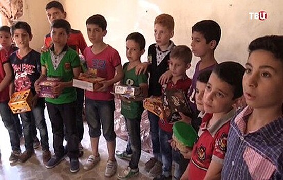 Российские военные привезли подарки в приют для сирот в Алеппо