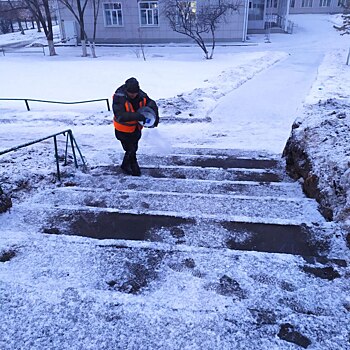 Городские службы продолжают очищать улицы Оренбурга от снега