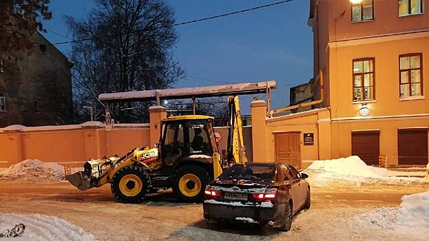 Снегоуборочная машина вновь протаранила выезжающий со двора автомобиль в Петербурге