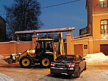 Снегоуборочная машина вновь протаранила выезжающий со двора автомобиль в Петербурге