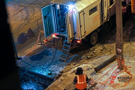 Насос и части кузова автомобиля вытащили из канализации в Тюмени