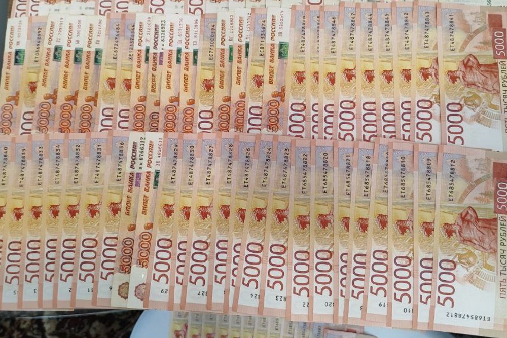 Карманник украл у сибирячки 3 млн рублей, которые она хотела отдать мошенникам