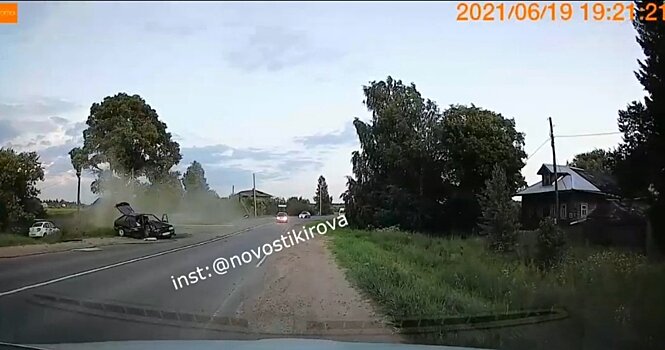 «Заклинило руль». Кировчанка рассказала, как влетела в столб на большой скорости