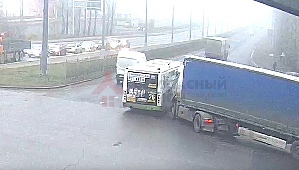В Ярославле столкнулись грузовик и пассажирский автобус. Видео