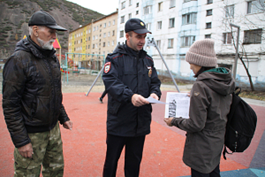 В Омсукчанском округе Магаданской области полицейские и общественники провели акцию «Один день с участковым»