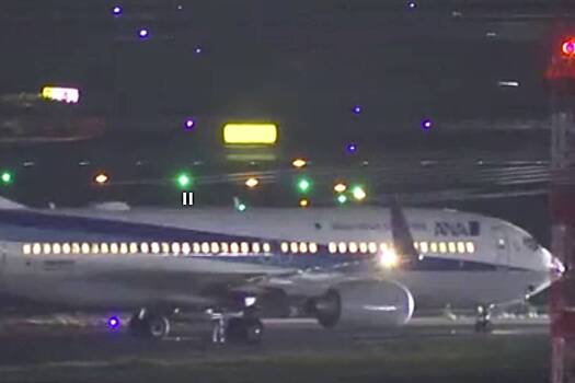 Самолет с 168 пассажирами на борту задел фонарь при взлете и повредил шины