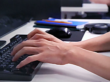 Невролог предупредил о вреде работы за клавиатурой